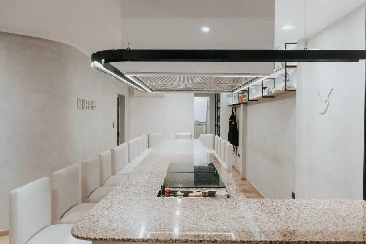 Cocina integrada con líneas limpias